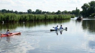 Bij ons bent u op het juiste adres voor een sportief avontuur op en rond het rivier De Linge! Alleen, met uw partner of gezin, maar ook grote(re) groepen zijn van harte welkom om te komen kanovaren op de Linge. Wij beschikken over ruim 500 zitplaatsen: één- en tweepersoons kajaks en Canadese kano’s voor twee, drie, vier personen. Ze staan voor u klaar voor een sportieve ontdekkingstocht door het Linge gebied.